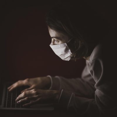 影视工厂在线观看指南作者苏晚在笔记本上整理新手使用流程，旁边摆着设备与便签，画面温暖生活化