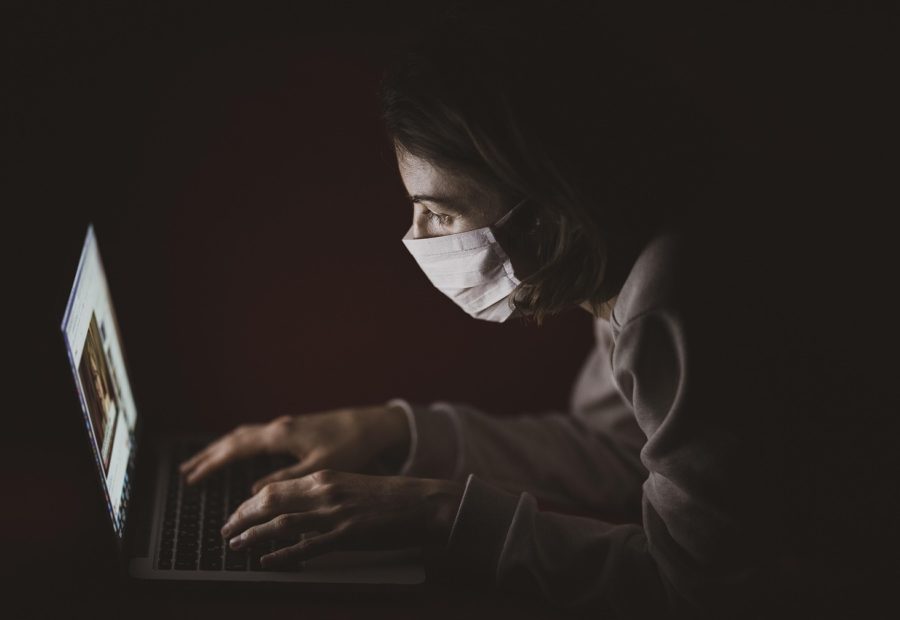 影视工厂在线观看编辑团队在明亮的办公区围坐讨论片单核验流程，桌面上摊开资料与笔记，氛围专注而务实